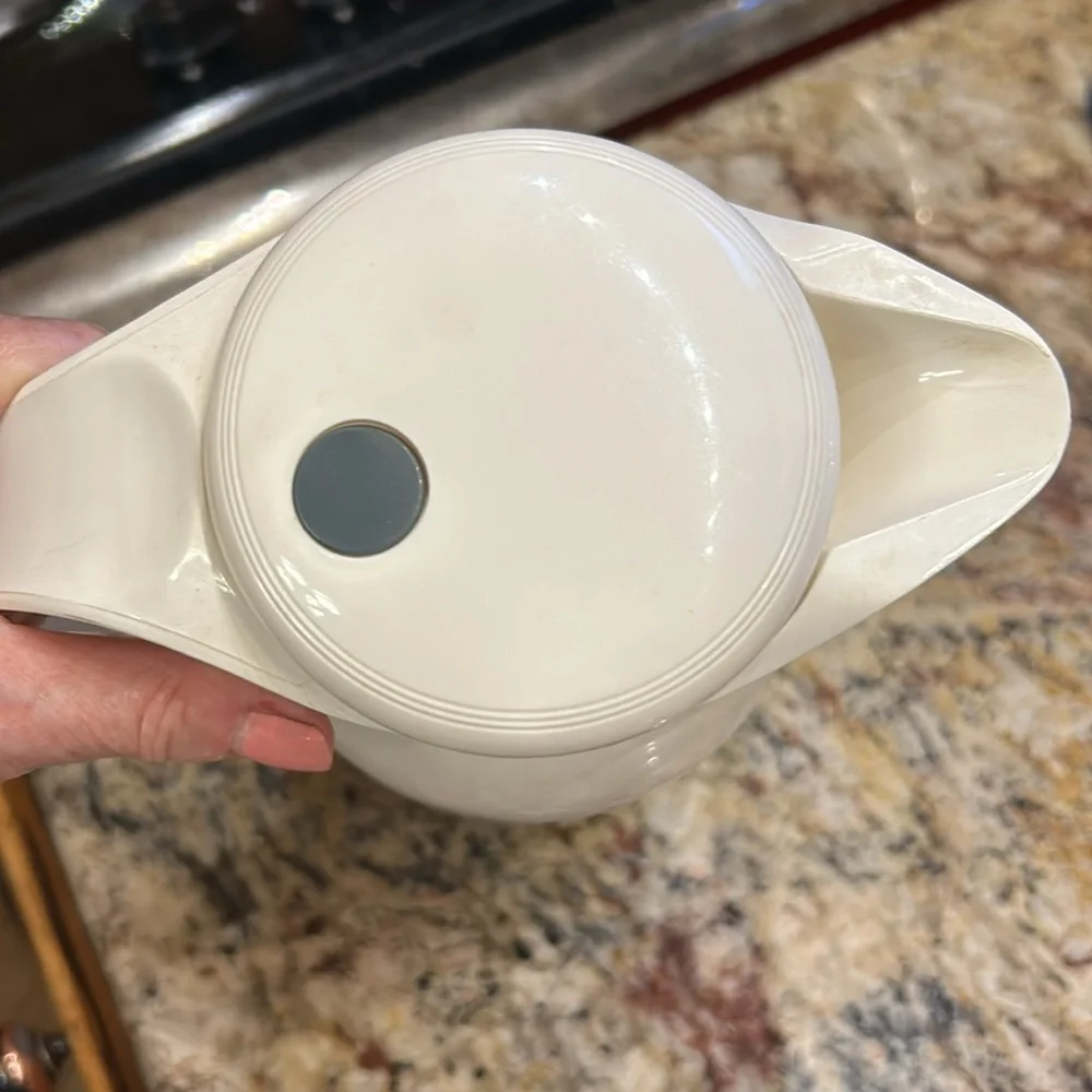 Thermos Brand Coffee Decanter to keep Coffee Warm! White & in Perfect Condition